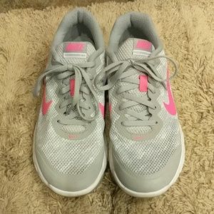 Nike flex run 4 tennis shoes